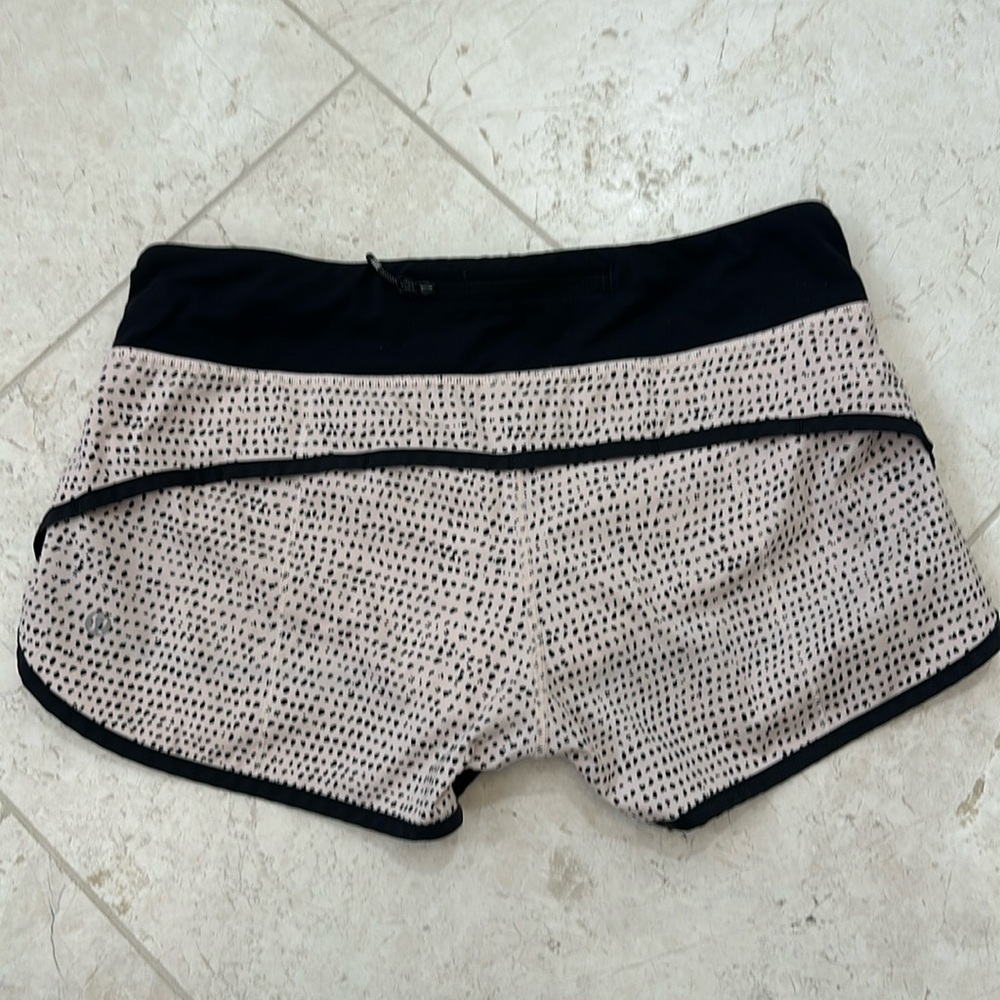 lululemon speed short 2.5” EUC. Size 6. TWO-WAY STRETCH